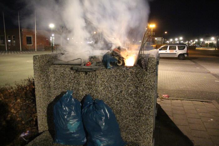 Twee afvalcontainers in brand gestoken