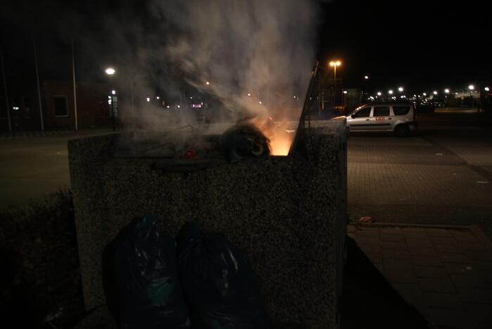 Twee afvalcontainers in brand gestoken