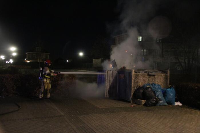 Twee afvalcontainers in brand gestoken