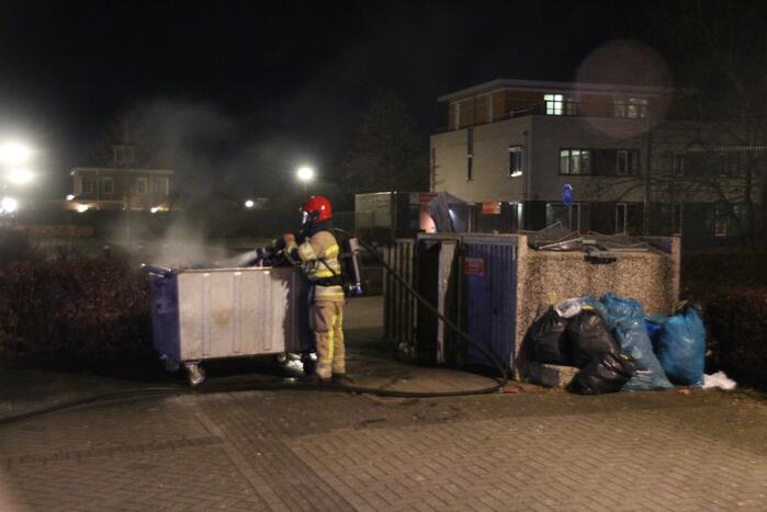 Twee afvalcontainers in brand gestoken