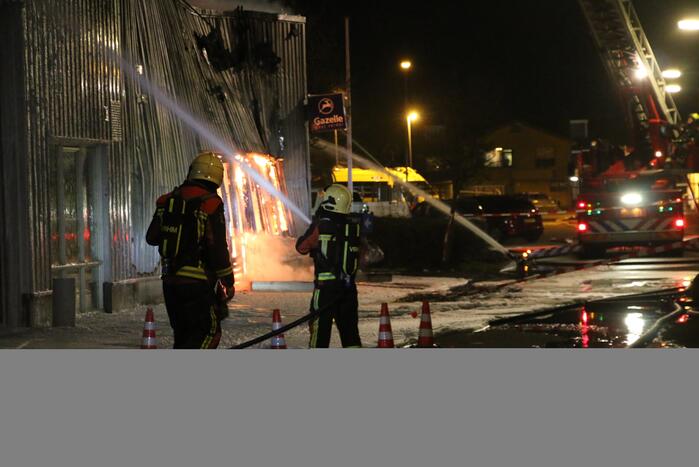 Grote uitslaande brand in fietsenzaak