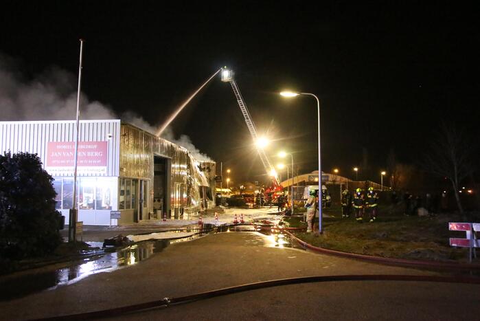 Grote uitslaande brand in fietsenzaak