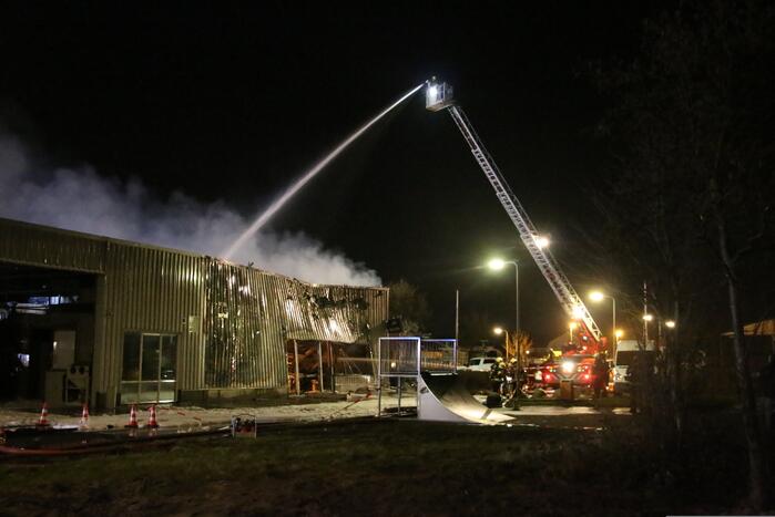 Grote uitslaande brand in fietsenzaak