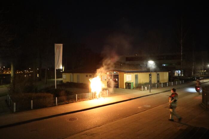 Boekenkast bij De Herberg Nieuwland in brand gestoken