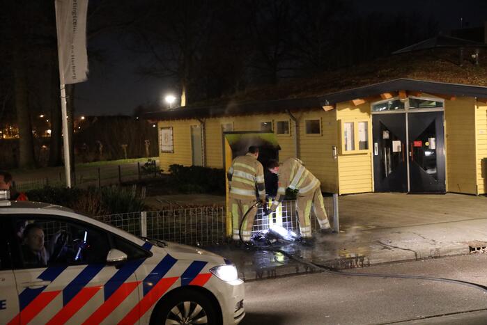 Boekenkast bij De Herberg Nieuwland in brand gestoken