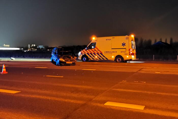 Auto rijdt tegen lantaarnpaal