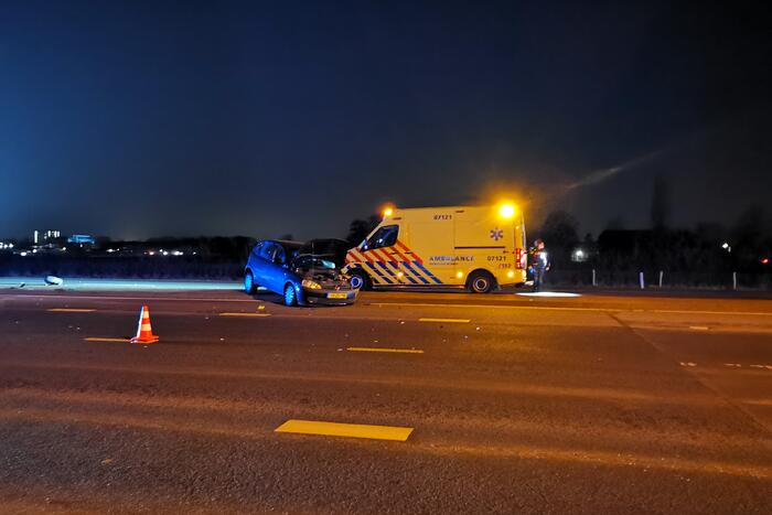 Auto rijdt tegen lantaarnpaal
