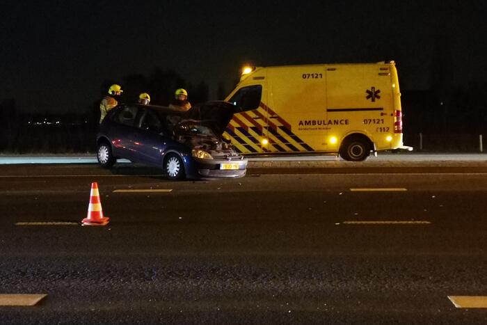 Auto rijdt tegen lantaarnpaal