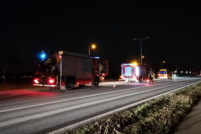 Auto rijdt tegen lantaarnpaal