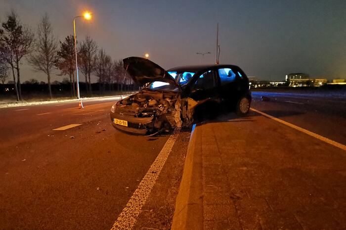 Auto rijdt tegen lantaarnpaal