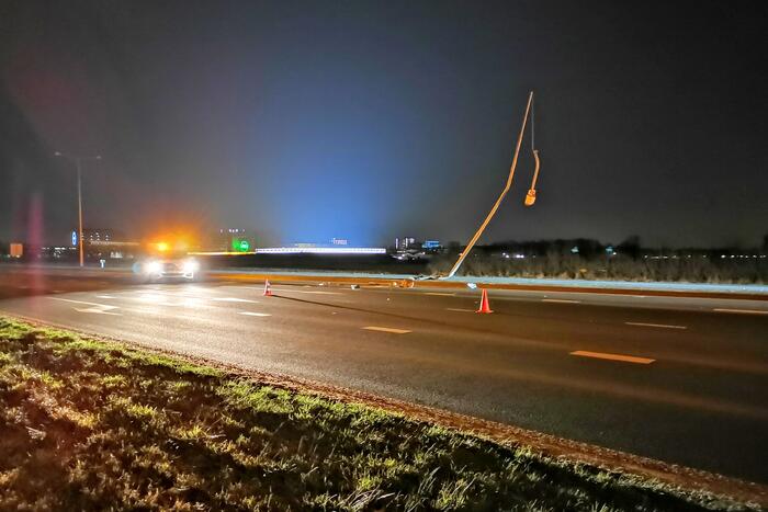 Auto rijdt tegen lantaarnpaal