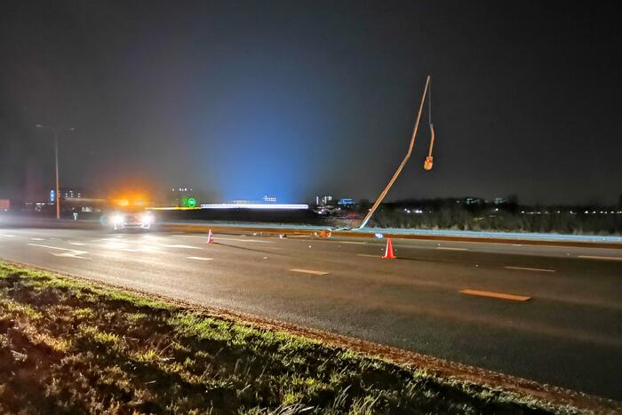Auto rijdt tegen lantaarnpaal