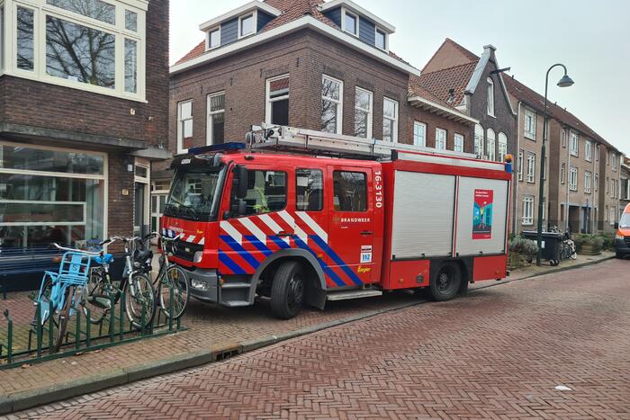 Brandweer in actie voor vreemde lucht in woning