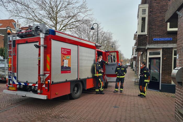 Brandweer in actie voor vreemde lucht in woning