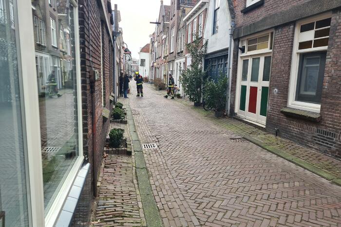 Brandweer in actie voor vreemde lucht in woning