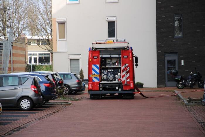 Brandweer doet onderzoek naar brand in flatgebouw