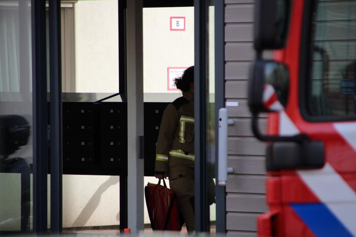 Brandweer doet onderzoek naar brand in flatgebouw