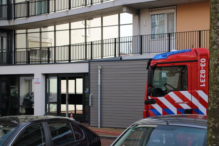 Brandweer doet onderzoek naar brand in flatgebouw