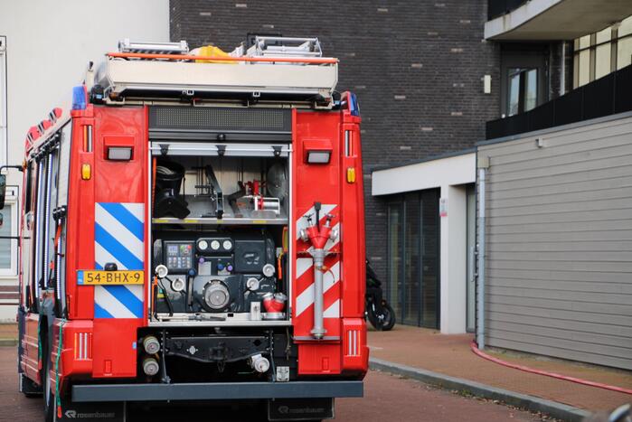 Brandweer doet onderzoek naar brand in flatgebouw