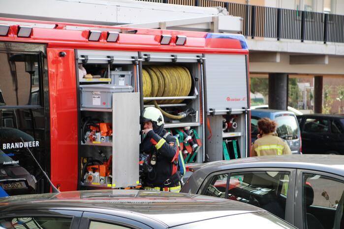 Brandweer doet onderzoek naar brand in flatgebouw