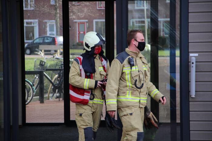 Brandweer doet onderzoek naar brand in flatgebouw