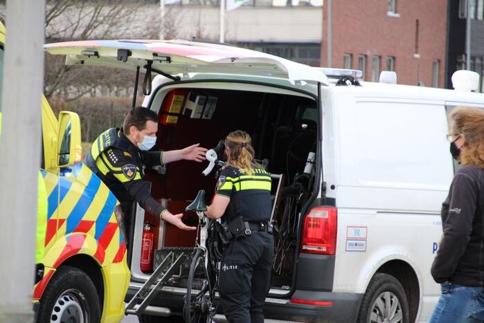 Wielrenster gewond bij botsing met auto