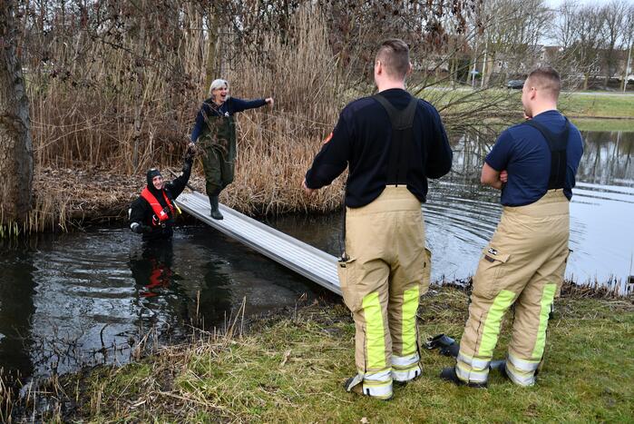 Meerkoet door brandweer gered
