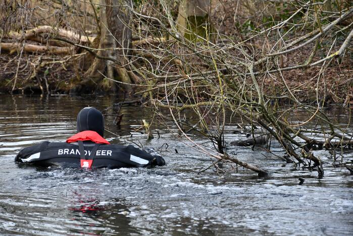 Meerkoet door brandweer gered