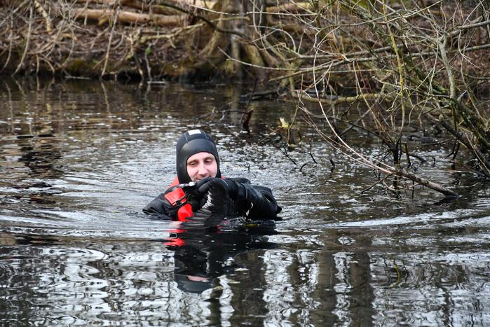 Meerkoet door brandweer gered