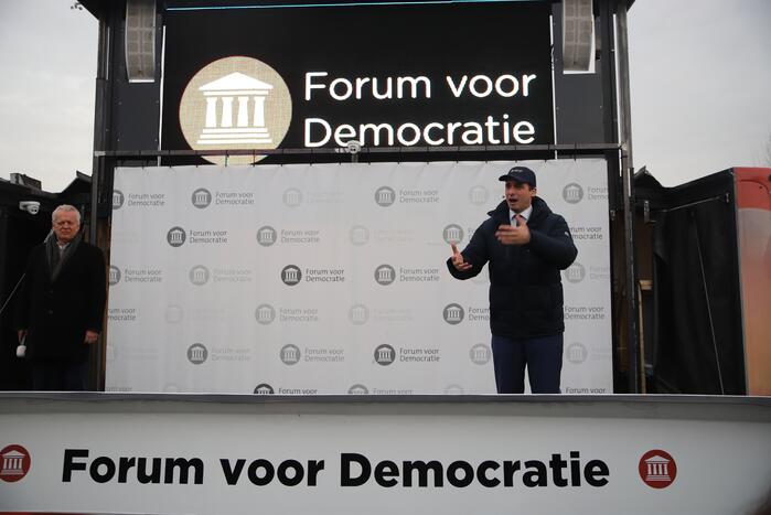 Thierry Baudet voert campagne op parkeerplaats Klein Amerika