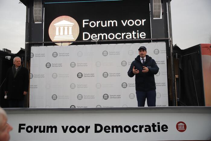 Thierry Baudet voert campagne op parkeerplaats Klein Amerika