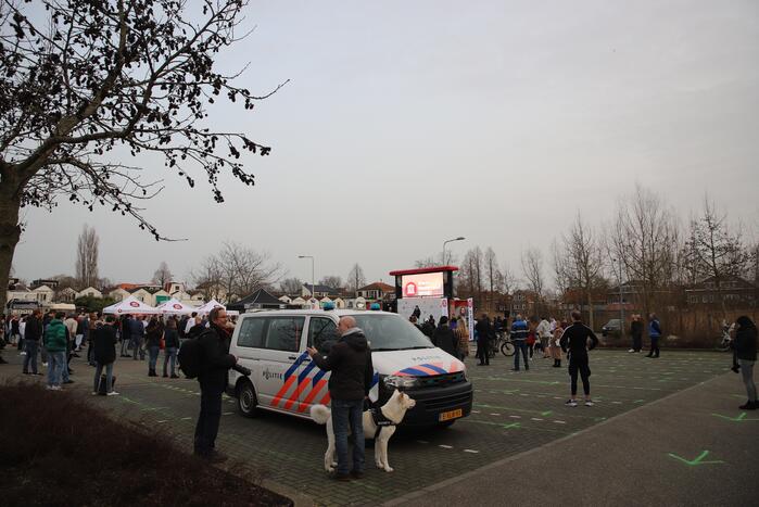 Thierry Baudet voert campagne op parkeerplaats Klein Amerika