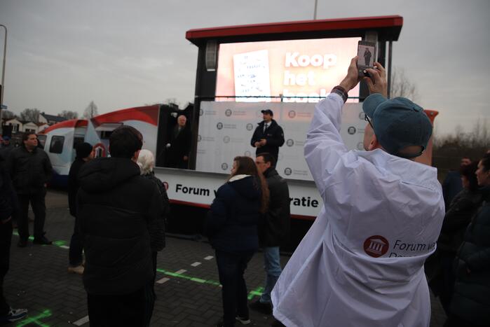 Thierry Baudet voert campagne op parkeerplaats Klein Amerika