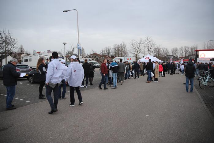 Thierry Baudet voert campagne op parkeerplaats Klein Amerika