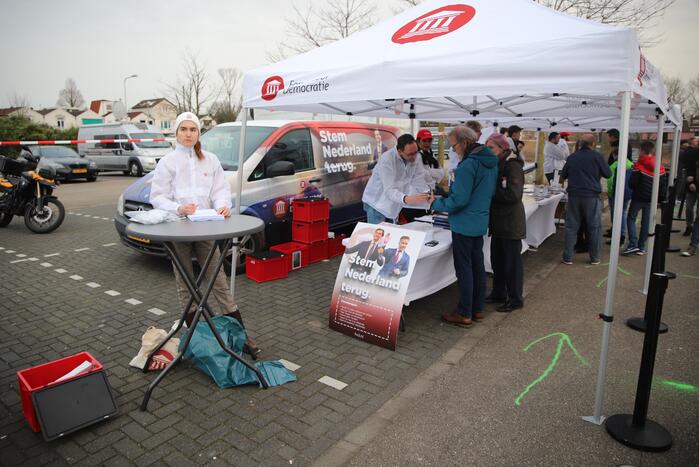 Thierry Baudet voert campagne op parkeerplaats Klein Amerika