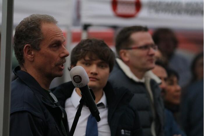 Thierry Baudet voert campagne op parkeerplaats Klein Amerika