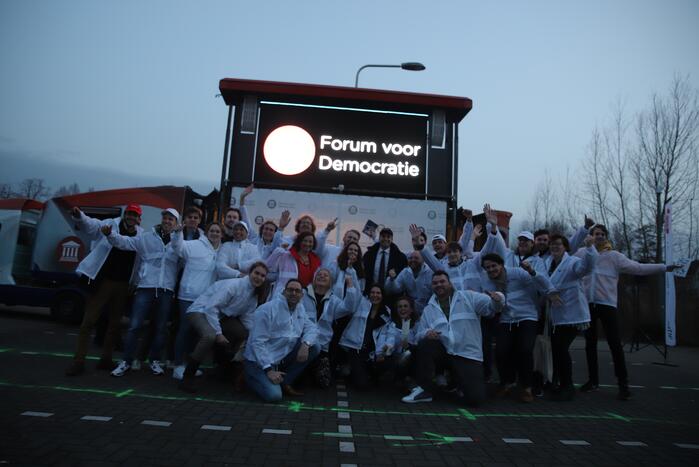 Thierry Baudet voert campagne op parkeerplaats Klein Amerika