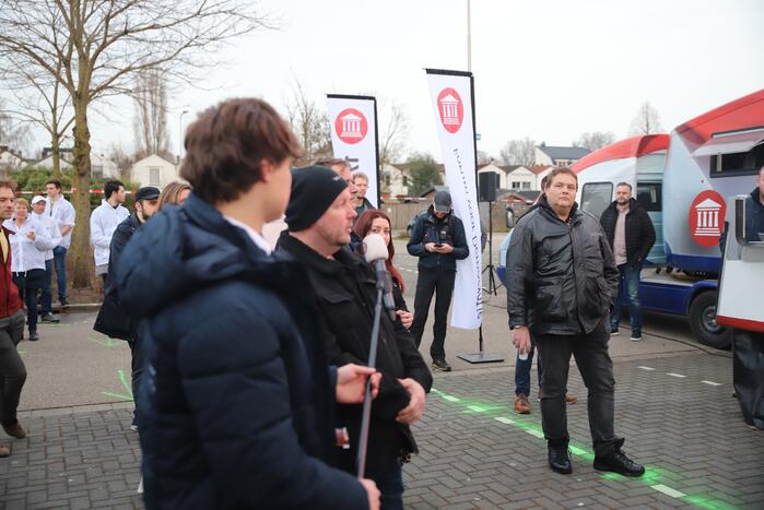 Thierry Baudet voert campagne op parkeerplaats Klein Amerika