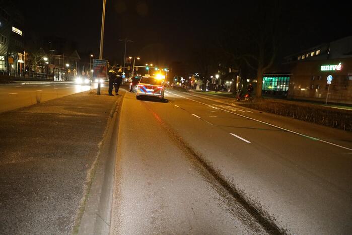 Bestuurder wilt keren maar veroorzaakt oliespoor