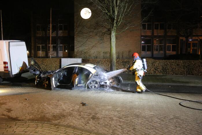 Geparkeerde Mercedes brandt volledig uit