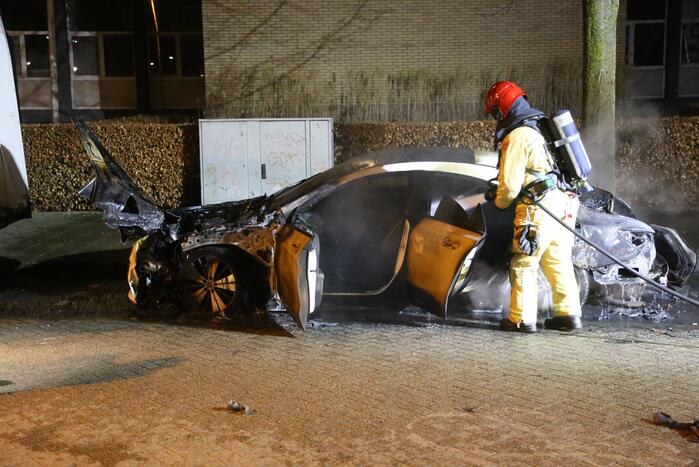Geparkeerde Mercedes brandt volledig uit