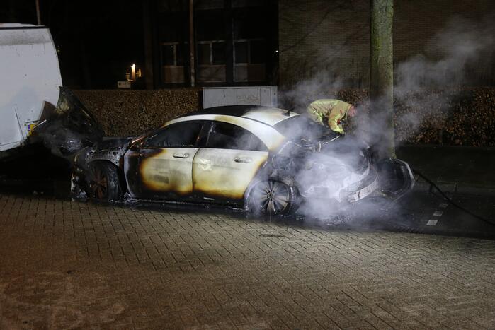 Geparkeerde Mercedes brandt volledig uit