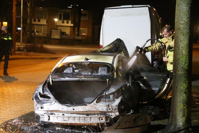 Geparkeerde Mercedes brandt volledig uit