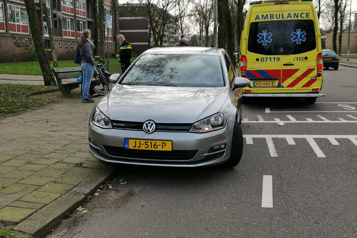 Fietser gewond door botsing met auto