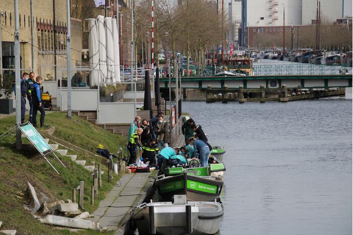 Vrouw gewond bij botsing tegen brug