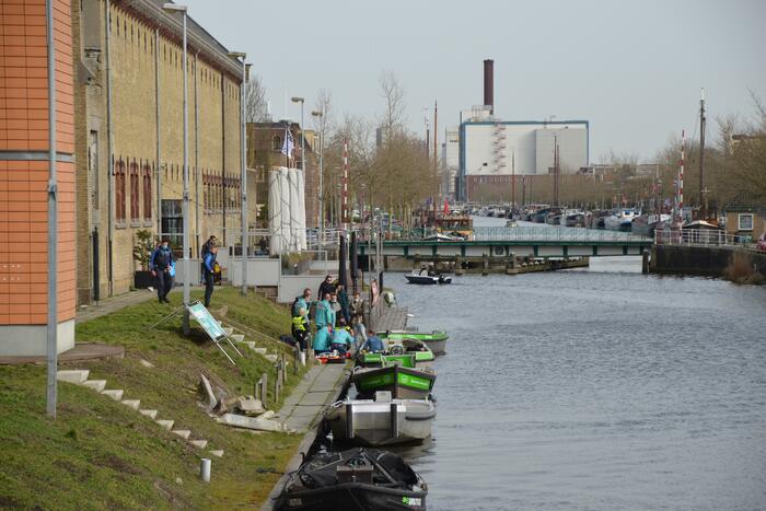 Vrouw gewond bij botsing tegen brug