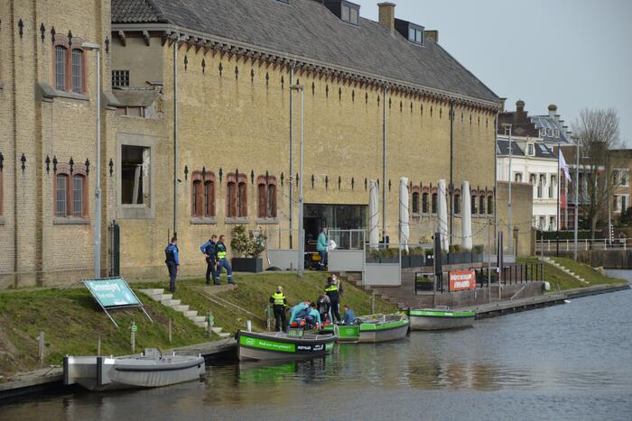 Vrouw gewond bij botsing tegen brug