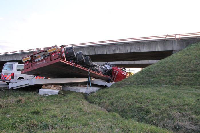 Vrachtwagen met betonplaten belandt op de kop