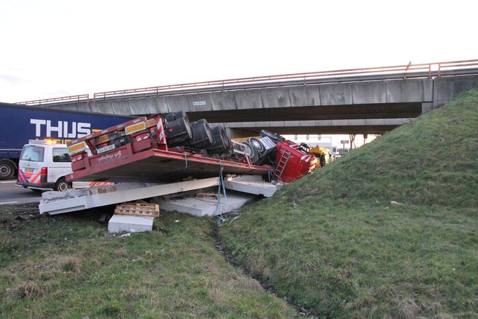 Vrachtwagen met betonplaten belandt op de kop