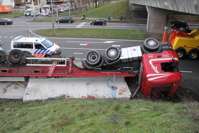 Vrachtwagen met betonplaten belandt op de kop
